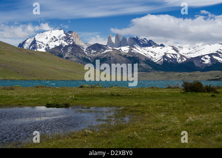 Laguna Azul et Los Torres, Parc National Torres del Paine, Patagonie, Chili Banque D'Images