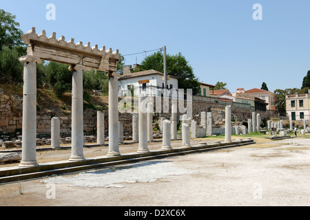 Athènes. La Grèce. Vue de la partie de l'élégant péristyle ionique qui a compris l'espace ouvert de l'ancienne Agora romaine. Banque D'Images