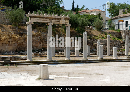 Athènes. La Grèce. Vue de la partie de l'élégant péristyle ionique qui a compris l'espace ouvert de l'ancienne Agora romaine. Banque D'Images