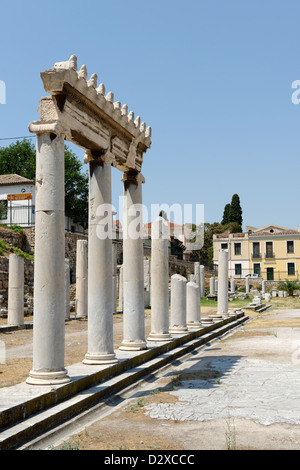 Athènes. La Grèce. Vue de la partie de l'élégant péristyle ionique qui a compris l'espace ouvert de l'ancienne Agora romaine. Banque D'Images