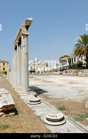 Athènes. La Grèce. Vue de la partie de l'élégant péristyle ionique qui a compris l'espace ouvert de l'ancienne Agora romaine. Banque D'Images