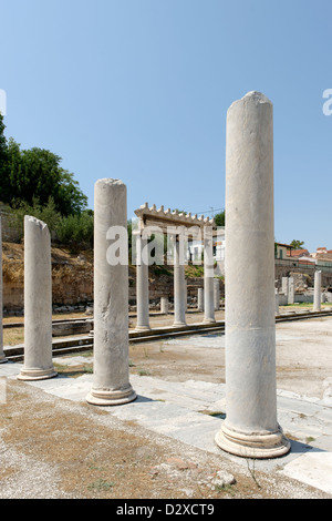 Athènes. La Grèce. Vue de la partie de l'élégant péristyle ionique qui a compris l'espace ouvert de l'ancienne Agora romaine. Banque D'Images