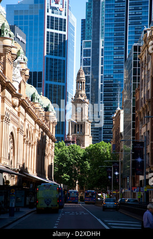 La tour de l'horloge de l'Hôtel de ville de Sydney entouré d'immeubles de bureaux modernes et le Queen Victoria Building. Banque D'Images