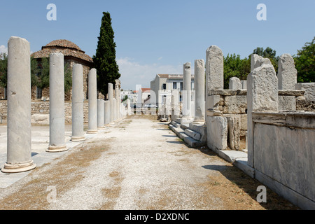 Athènes. La Grèce. Vue de la partie de l'élégant péristyle ionique qui a compris l'espace ouvert de l'ancienne Agora romaine Banque D'Images