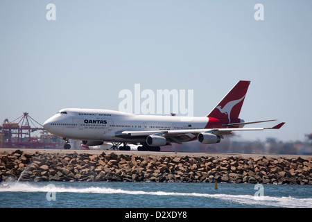 Qantas Boeing 747-400 jumbo Jet Aircraft "ville de Darwin" à l'atterrissage à l'aéroport de Sydney Kingsford Smith Australie Banque D'Images