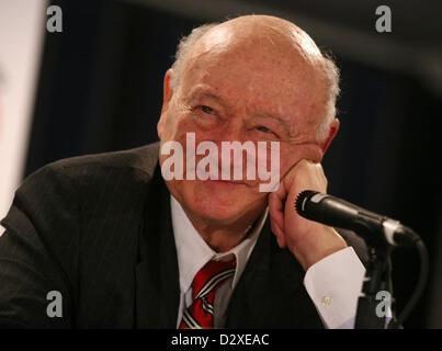 Feb 01, 2013 - New York, New York, États-Unis - Fichier - ED KOCH qui était maire de New York de 1978 à 1989, et un ancien combattant de la Seconde Guerre mondiale, est mort 88 ans, selon un porte-parole cité par des médias américains. Sur la photo : Apr 18, 2007 - New York - L'ancien maire de New York Ed Koch à la 9e Convention nationale annuelle du Réseau d'action organisée à l'hôtel Sheraton. (Crédit Image : © Kaszerman ZUMAPRESS.com)/Nancy Banque D'Images