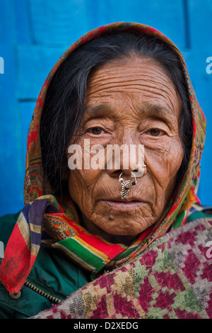 Portrait d'une femme âgée népalaise avec anneau nasal, Vallée de Katmandou, Népal Banque D'Images