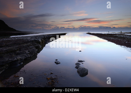 La baie de Kimmeridge, Dorset après le coucher du soleil sur une soirée d'hiver. Banque D'Images