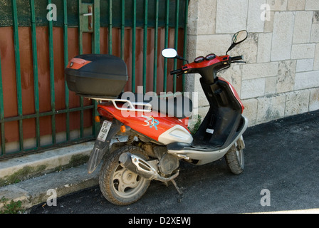 Scooter dans les rues de Pula Croatie Europe. Banque D'Images