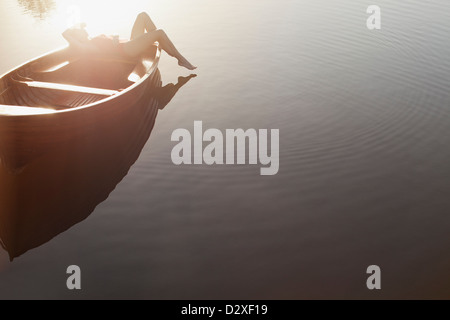 Woman en bateau sur le lac Sunny Banque D'Images