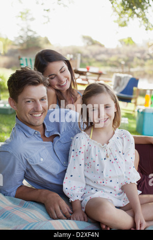 Portrait of smiling family pique-niquant à Lakeside Banque D'Images