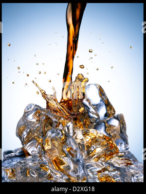 Soda pouring sur glace Banque D'Images