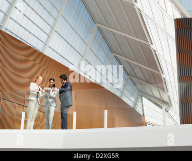 Business people sur balcon moderne in office Banque D'Images