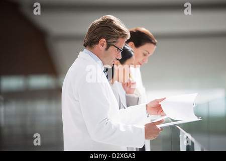 L'examen des dossiers médicaux des médecins Banque D'Images