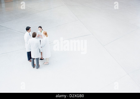 Doctors in lobby Banque D'Images
