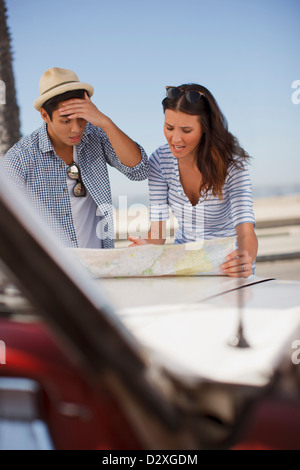 Frustrés couple reading road map Banque D'Images