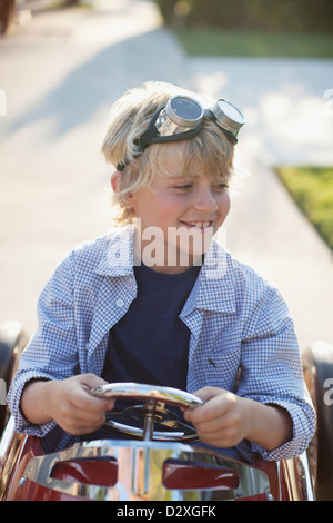 Smiling boy playing dans go cart Banque D'Images