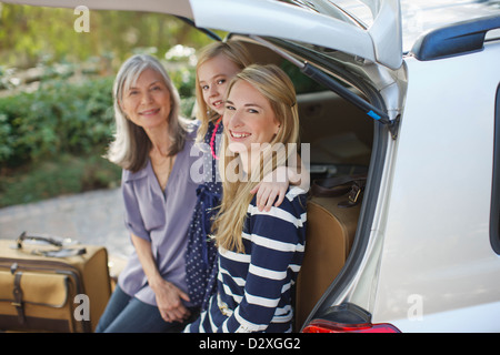 Trois générations de femmes sitting in car Banque D'Images