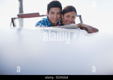 Smiling couple sitting in convertible Banque D'Images