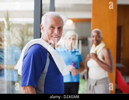 Smiling older man wearing towel Banque D'Images