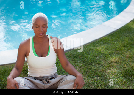 Femme Plus méditer in backyard Banque D'Images