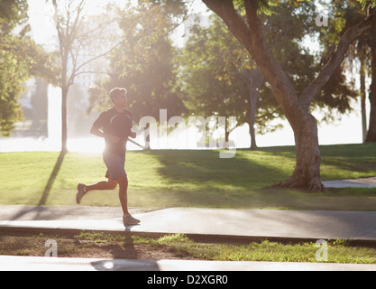 Man jogging in park Banque D'Images
