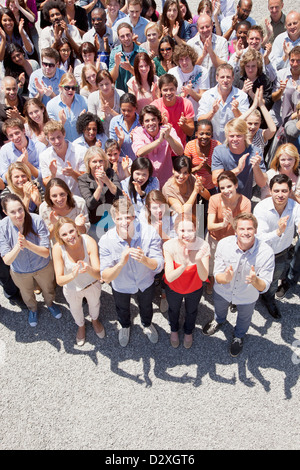 Portrait of smiling foule applaudissant Banque D'Images