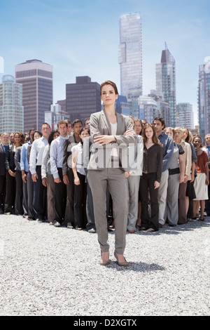 Portrait of smiling businesswoman avec des gens d'affaires en arrière-plan Banque D'Images