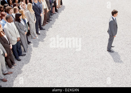 Businessman with dos tourné sur foule Banque D'Images