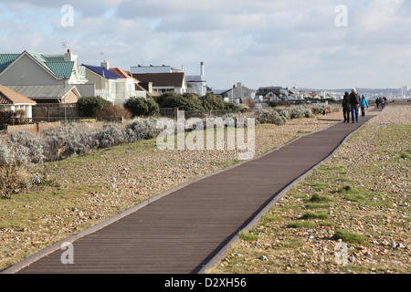 La plage de galets de la mer par Shoreham dans West Sussex avec elle 1 million £ exclusif sur Old Fort Road plus maison face à la mer. Banque D'Images