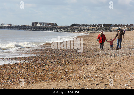 La plage de galets de la mer par Shoreham dans West Sussex avec elle 1 million £ exclusif sur Old Fort Road plus maison face à la mer. Banque D'Images