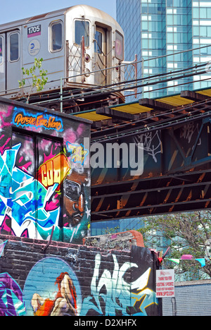 À Long Island City, Queens, une vue de 5 Pointz graffiti, le Citi-Corp bâtiment et le métro # 7 Banque D'Images