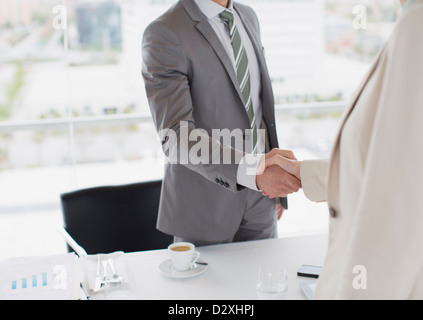 Businessmen shaking hands Banque D'Images