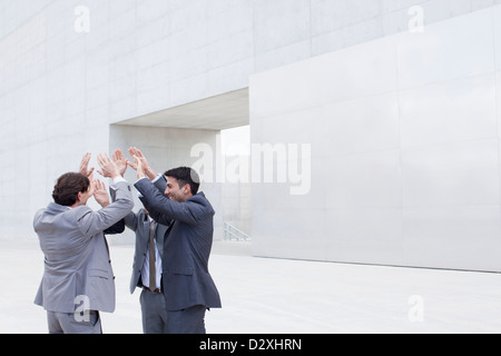 Les gens d'affaires à l'extérieur de haute fiving centre culturel Banque D'Images