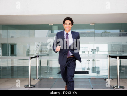 Portrait of smiling businessman courir devant l'aéroport de Banque D'Images