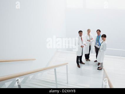 Portrait of smiling doctors sur l'atterrissage d'escaliers Banque D'Images