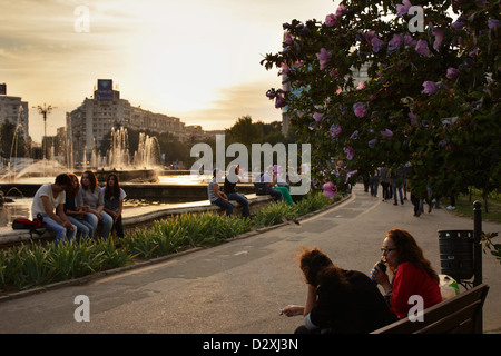 Bucarest, Roumanie, les gens dans la soirée à la place de l'unité Banque D'Images