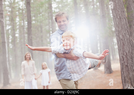 Père Fils volants à sunny woods Banque D'Images