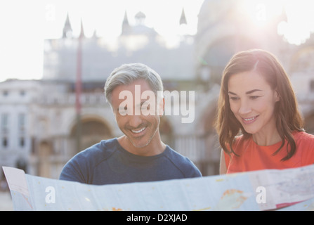 Smiling couple looking at map à Venise Banque D'Images