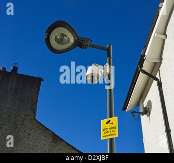 Avertissement de CCTV en opération". Avis et appareil photo sur l'éclairage colonne. Banque D'Images