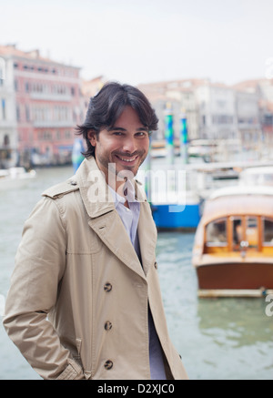 Portrait of smiling man at waterfront in Venice Banque D'Images
