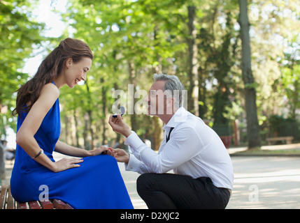 Homme avec bague de fiançailles propose d'amie dans park Banque D'Images