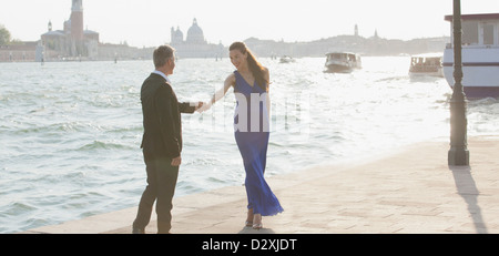 Bien-habillé l'homme et de la femme au bord de l'eau à Venise Banque D'Images