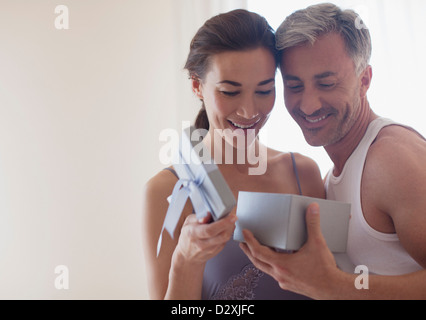 Smiling couple boîte cadeau d'ouverture Banque D'Images