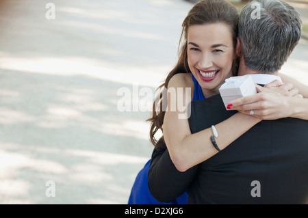 Portrait of smiling woman receiving cadeau de l'homme Banque D'Images