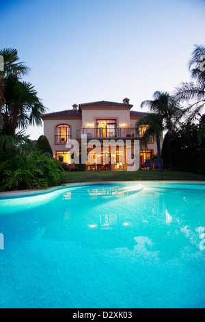 Piscine De luxe et villa au crépuscule Banque D'Images