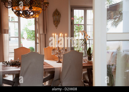 Candélabres sur la table dans la salle à manger de luxe Banque D'Images