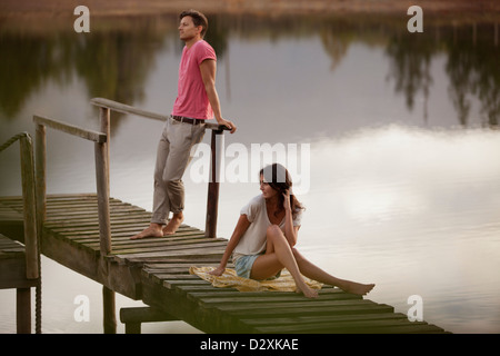 Couple serein sur un quai sur le lac Banque D'Images