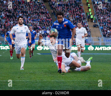 Le 3 février 2013. Rome, Italie. Six Nations de rugby. L'Italie contre la France. Benjamin Fall résultats pour la France à la 33e minute contre l'Italie dans les Six Nations. Banque D'Images