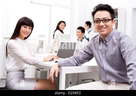 Les employés de bureau gaie en studio Banque D'Images